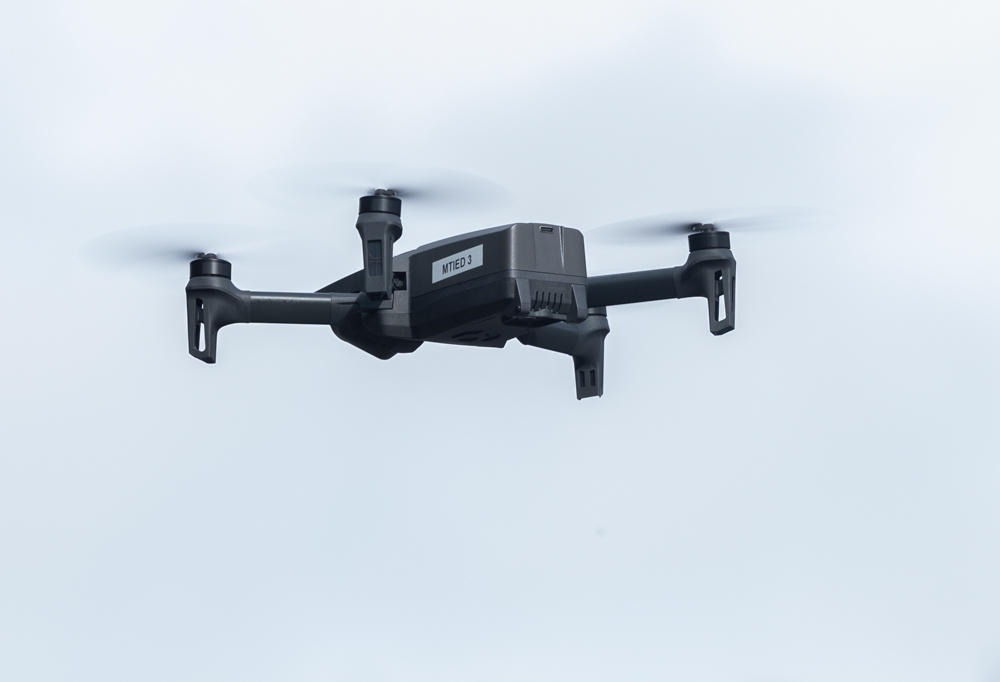 Kuvassa on drooni ilmassa.