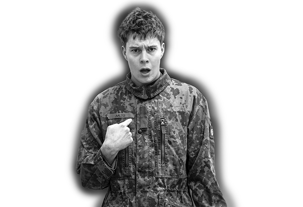 Kaartinjääkäri Aalto katsoo kameraan epäuskoisena ja osoittaa sormella itseään.