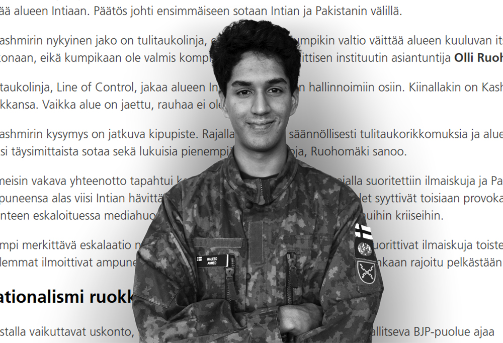 Kaartinjääkäri Waleed Ahmed Rana seisoo kädet puuskassa ja katsoo hymyillen kameraan. Taustalla tekstiä.