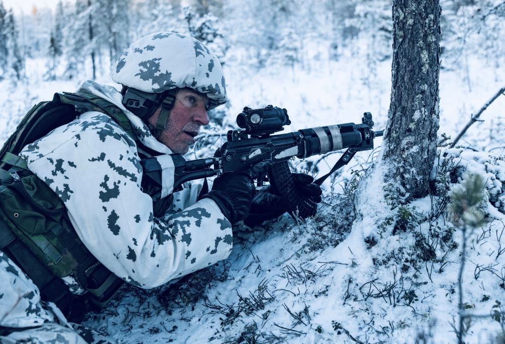 Aku Louhimies taistelemassa lumisessa maastossa.