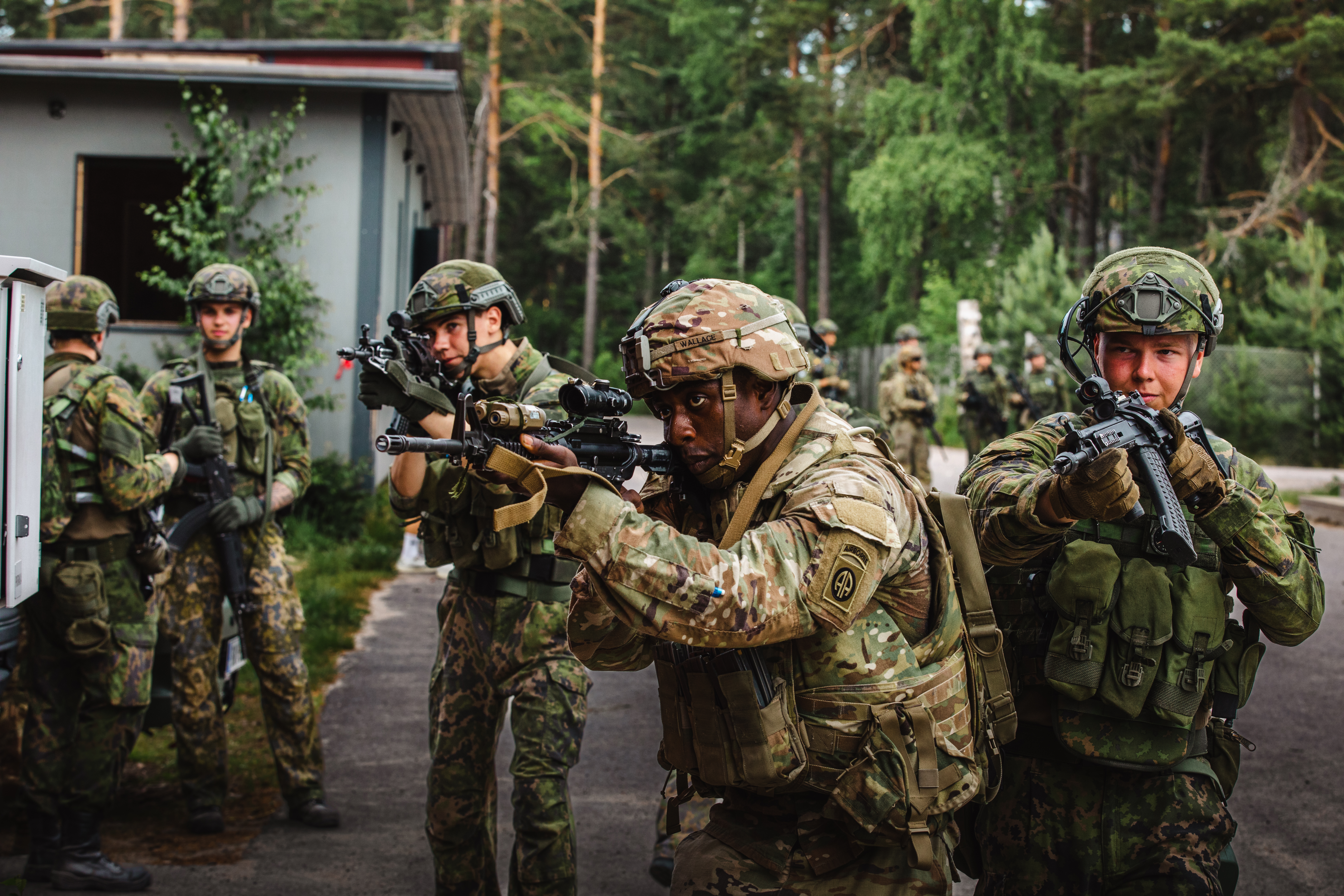 Kuvassa suomalaisia ja yhdysvaltalaisia sotilaita