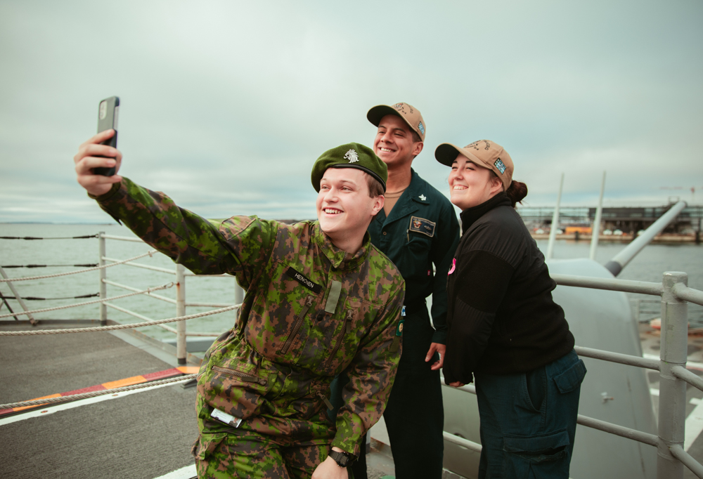 Kuvassa kaartinjääkäri Urho Heinonen ottaa selfietä yhdysvaltalaisten merisotilaiden kanssa.