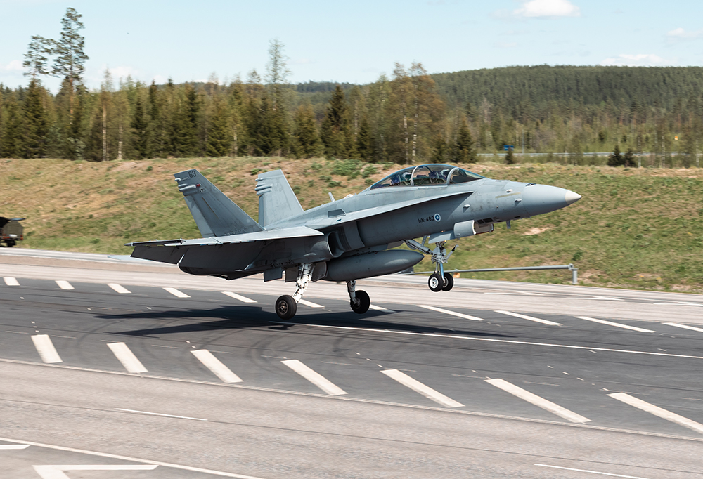 Hornet-lentokone lähdössä lentoon.