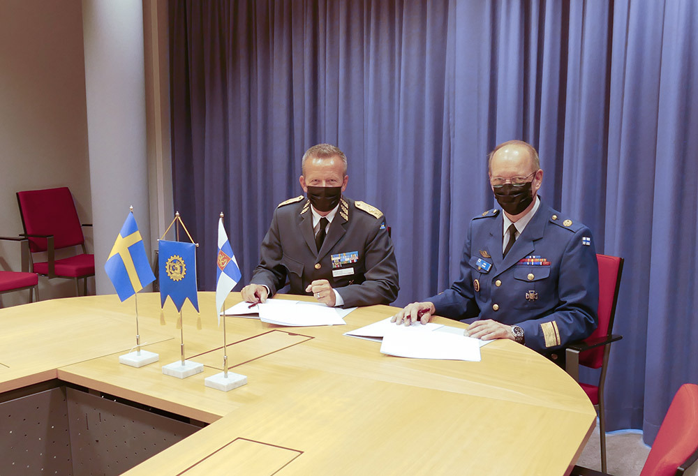 Kuvassa insinöörikenraalimajuri Kari Renko ja prikaatikenraali Mikael Frisell.