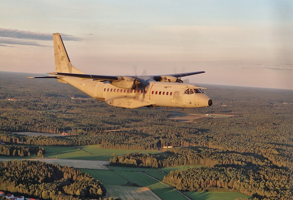 Kuvassa CASA C-295M -kuljetuskone