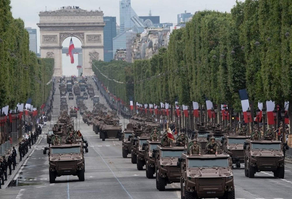 Sotilasajoneuvot sotilasparaatissa Pariisissa.