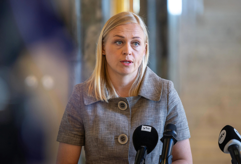 Kuvassa Elina Valtonen esittelemässä eduskunnassa ulko- ja turvallisuuspoliittista selontekoa.