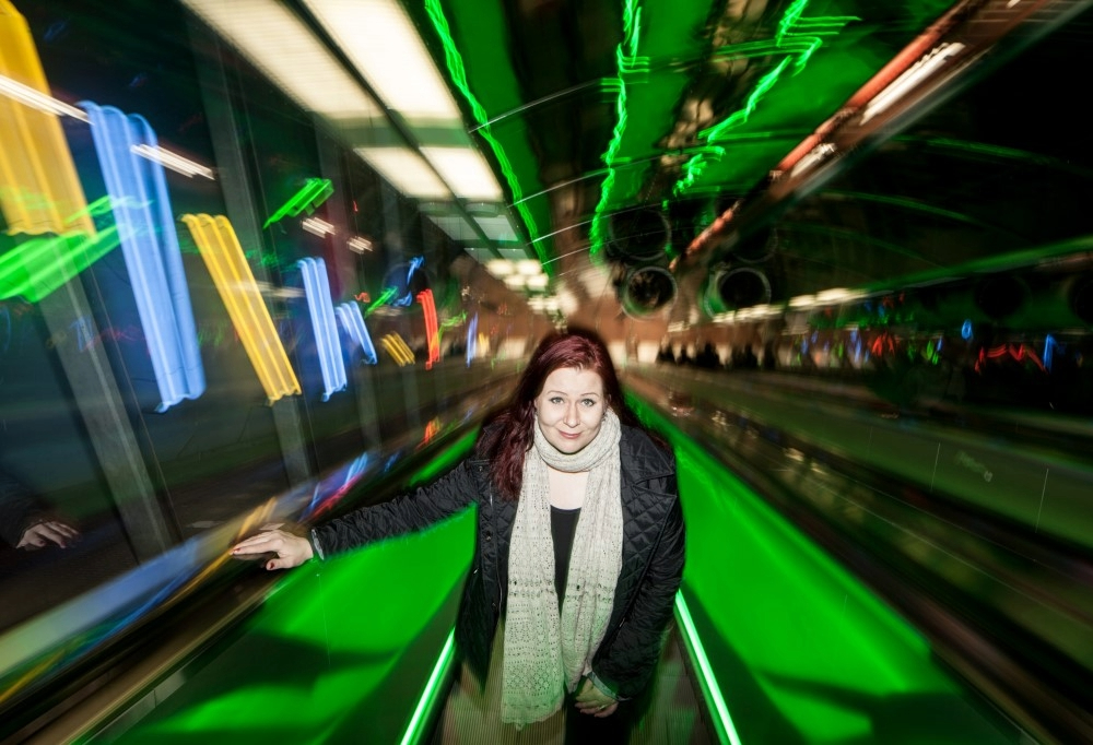 Elina Hiltunen pitkissä liukuportaissa.