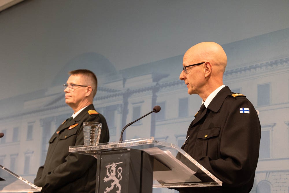 Kuvassa Rajavartiolaitoksen apulaispäällikkö, kontra-amiraali Markku Hassinen ja Pääesikunnan valmiuspäällikkö, lippueamiraali Janne Huusko.