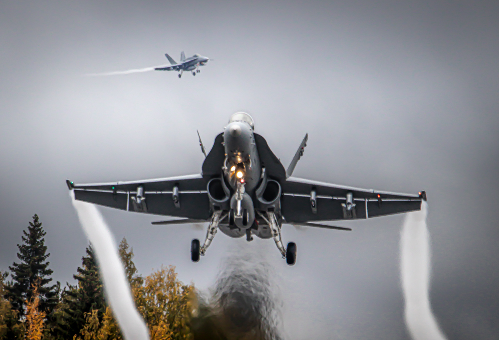 Kuvassa Puolustusvoimien F/A-18-Hornet-hävittäjä.