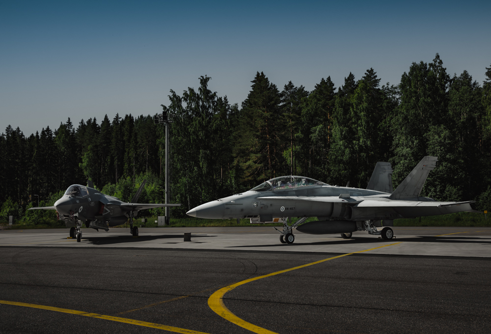 Iso-Britannian F-35B-hävittäjä suomalaisen Hornetin vieressä.