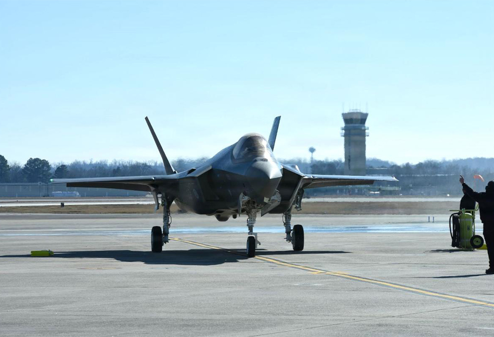 F-35-hävittäjä lentokentällä.