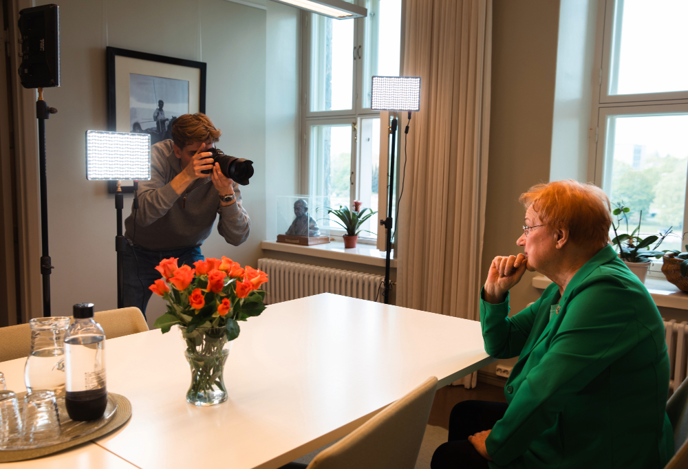 Presidentti Tarja Halonen seisoo valokuvaajan edessä.