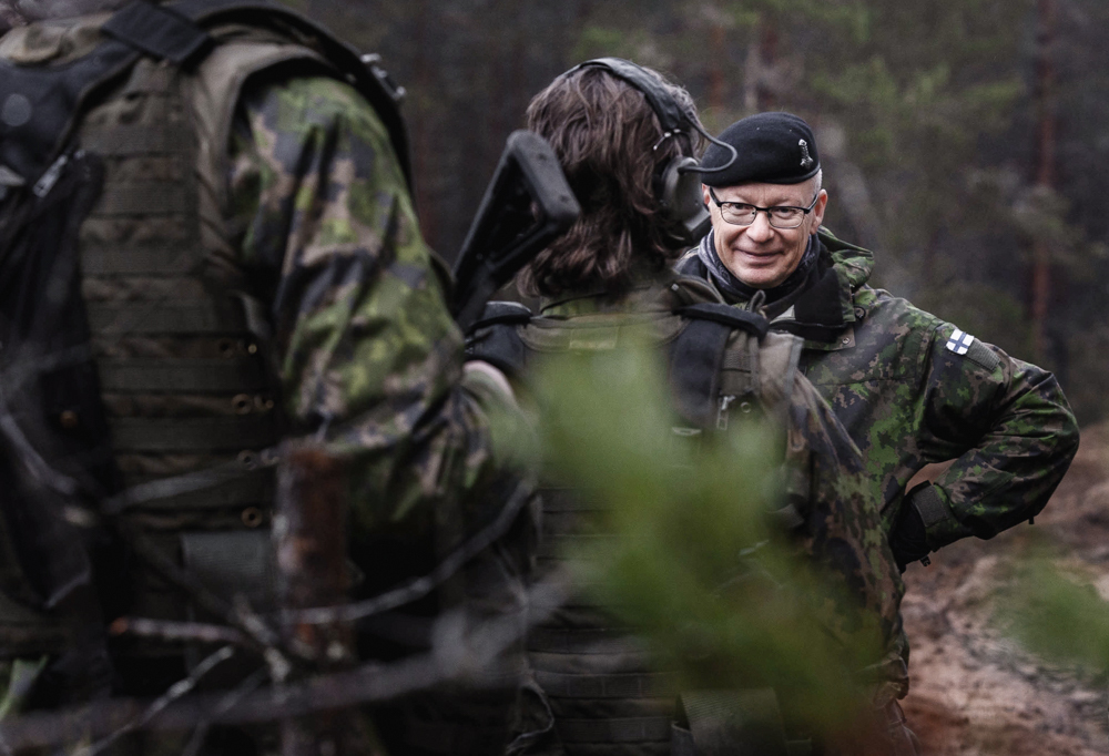 Kuvassa Hammer 22 -harjoituksen johtaja, eversti Rainer Kuosmanen