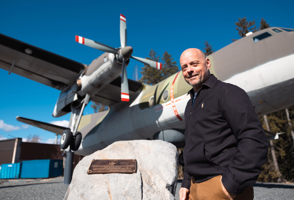 Jukka Harajärvi seisoo sotilaslentokoneen edustalla.