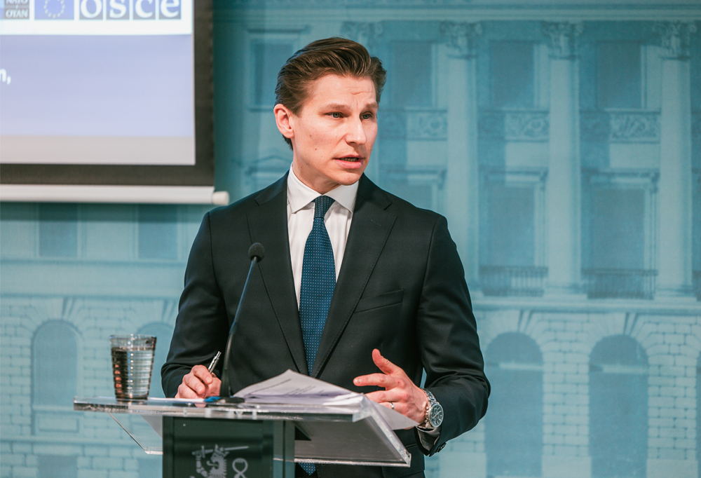 Puolustusministeri Antti Häkkänen pitää puhetta.