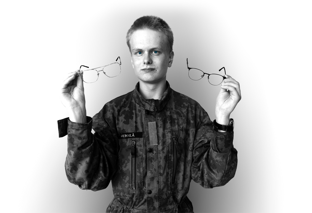 Kaartinjääkäri Otso Heikkilä pitelee molemmissa käsissään silmälaseja.