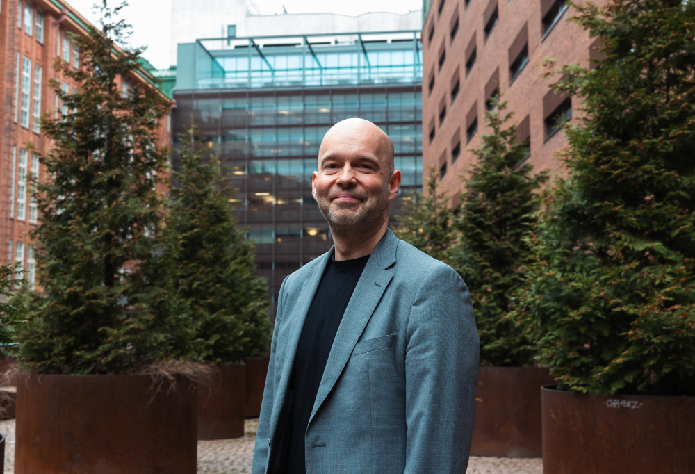 Henri Alatalo katsoo hymyillen kohti kameraa.