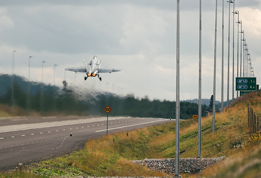 Hornet nousemassa ilmaan moottoritieltä.