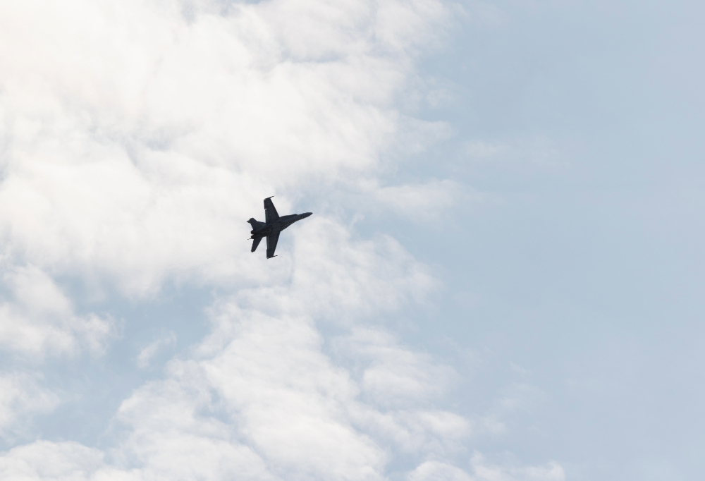 Hornet-lentokone taivaalla.