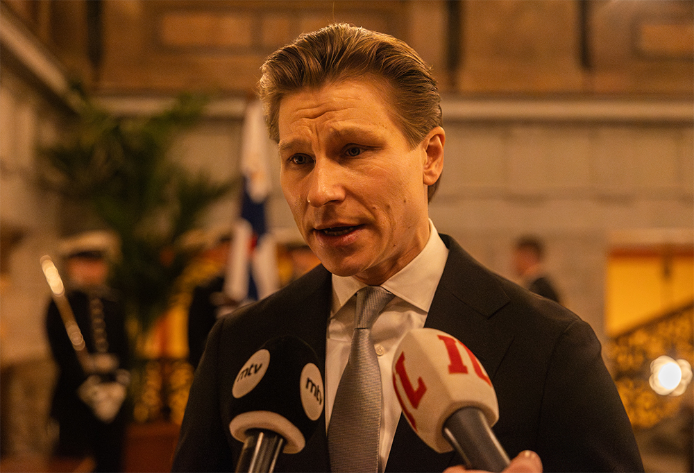 Puolustusministeri Antti Häkkänen puhuu medialle.