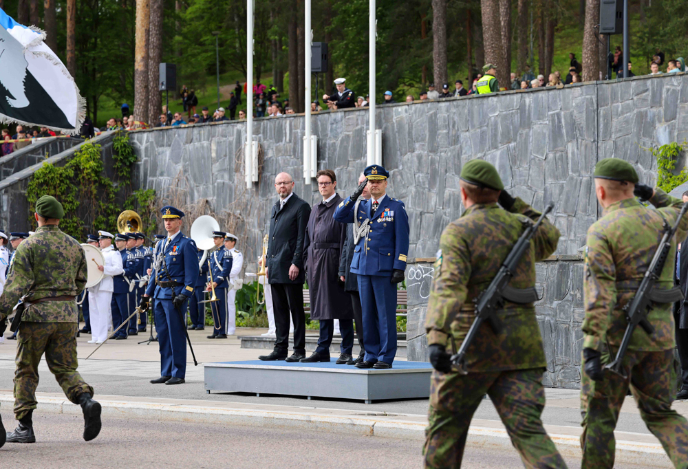 Kuva lippujuhlan ohimarssista, jonka vastaanottajana toimi Ilmavoimien komentaja Juha-Pekka Keränen.