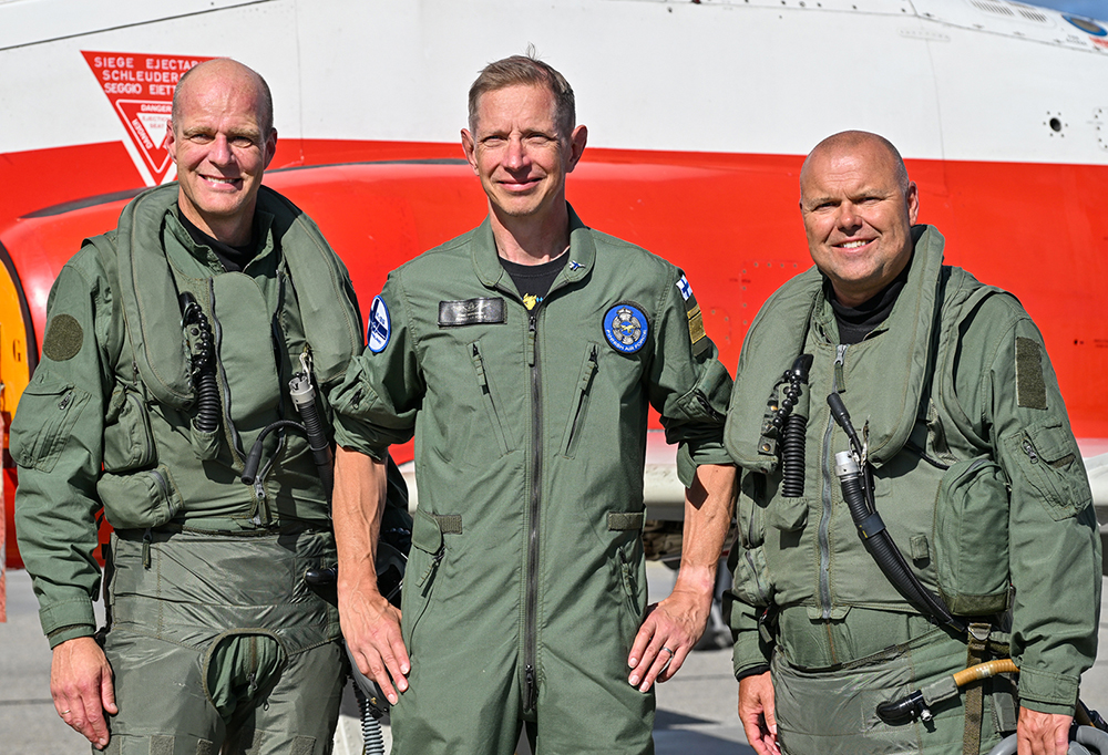 Sotilaat seisovat lentokoneen edessä.