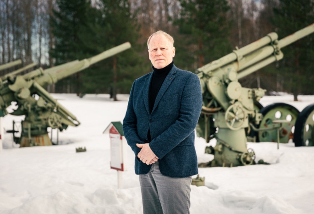 Museonjohtaja Esa Kallioniemi Ilmatorjuntamuseon pihalla.