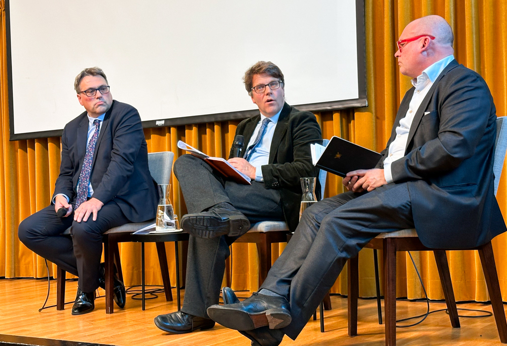 Professorit John Andreas Olsen, Mats Berdal ja Tuomas Forsberg.