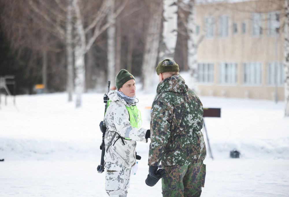 Helikopteri nousee pimeällä.