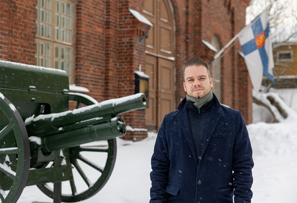 Kuvassa näyttelytuottaja Miika Kuusisto.