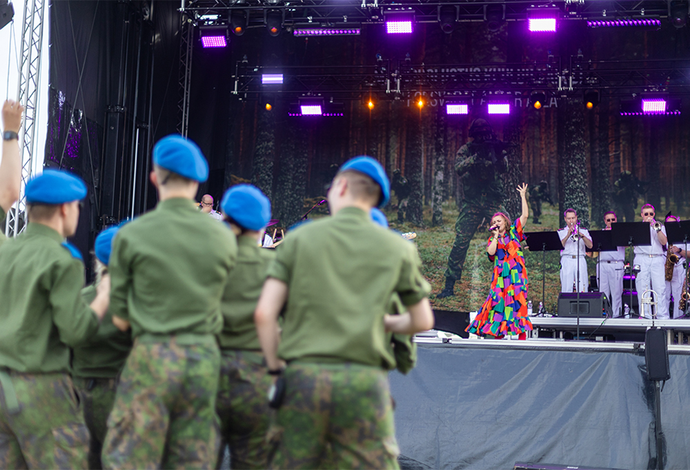 Irina laulamassa lavalla.