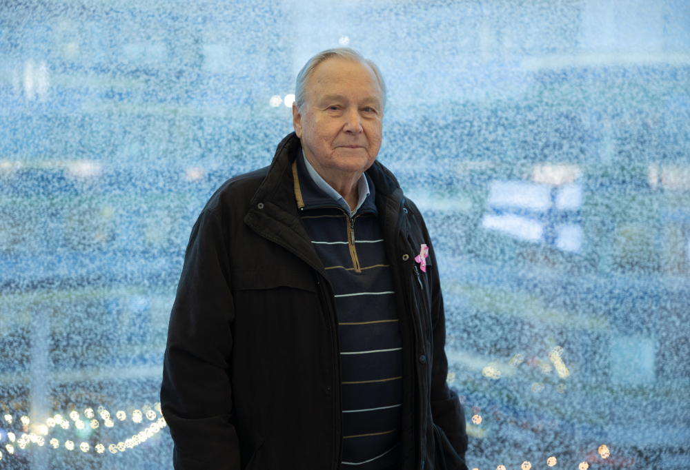 Ilkka Kouri seisoo ja katsoo kameraan.