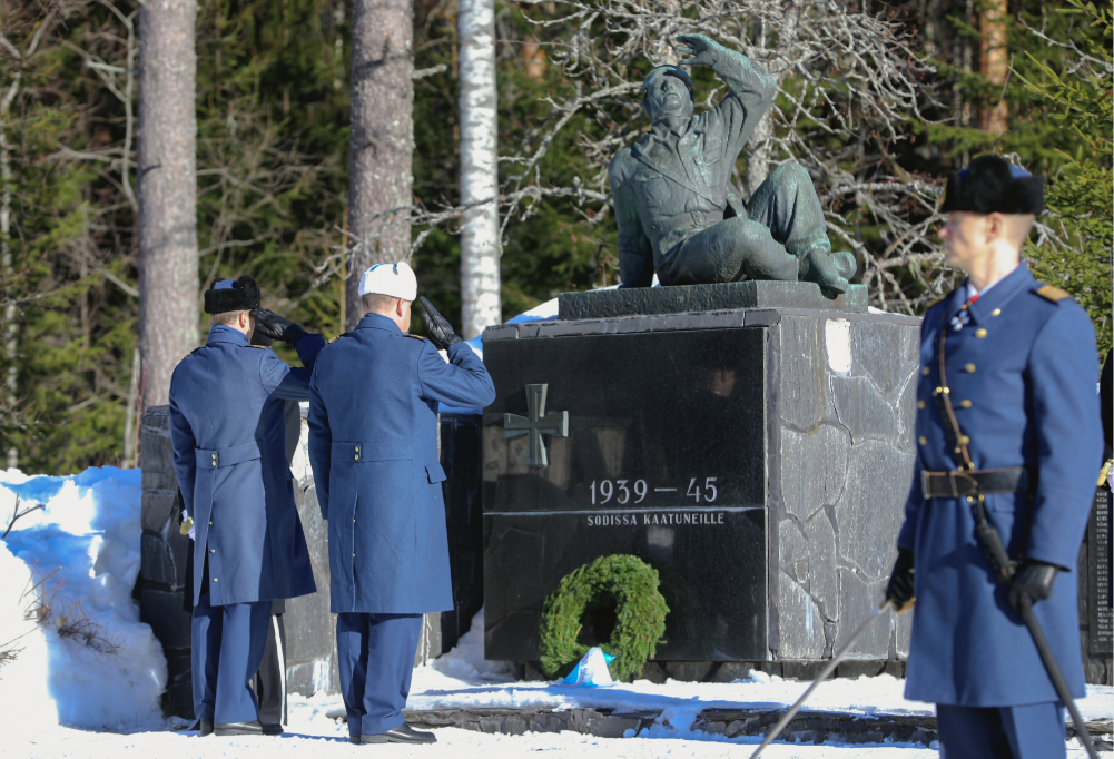 Kuvassa Ilmavoimien edustajat kunnioitavat Lentäjien patsas -muistomerkkiä.