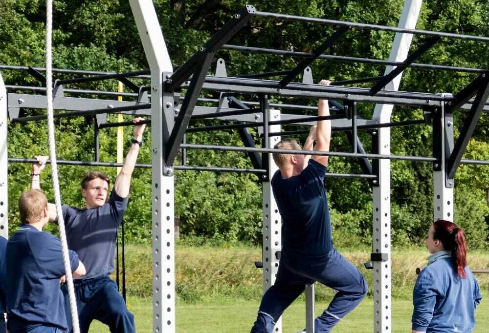 Varusmiehet urheilevat monitoimialueella Pansion tukikohdassa.