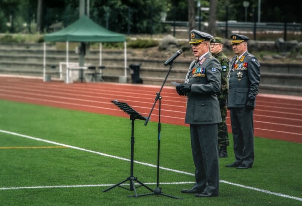 Kuvassa prikaatikenraali Vesa Valtonen pitämässä puhetta.
