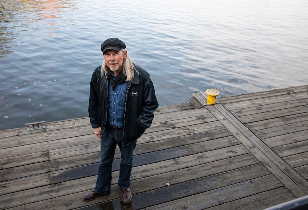 J. Karjalainen veden äärellä.