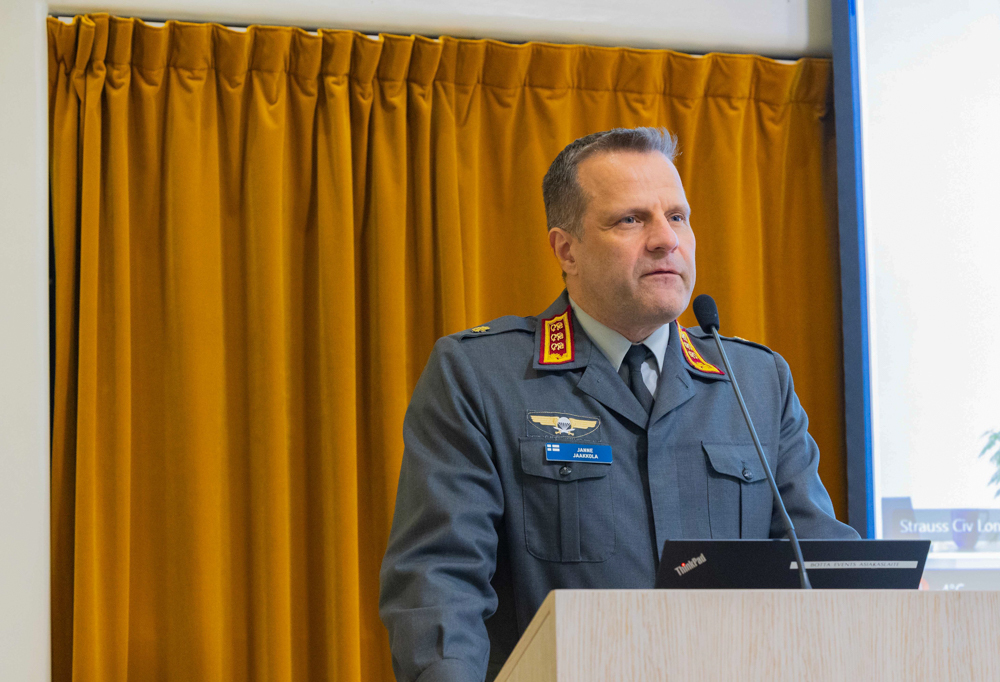 Kuvassa kenraaliluutnantti Janne Jaakkola pitämässä puhetta seminaarissa.