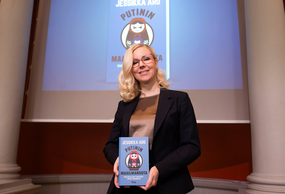 Kuvassa toimittaja Jessikka Aro esittelee Helsingissä 7. toukokuuta uutta kirjaansa
