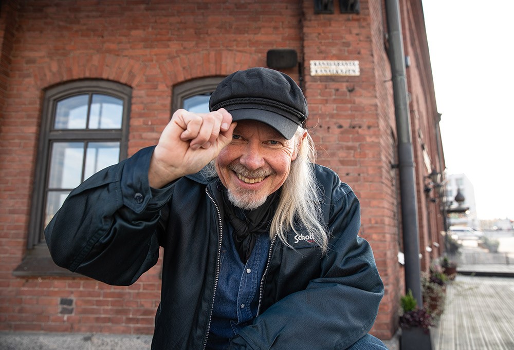 Muusikko J. Karjalainen hymyilevänä.