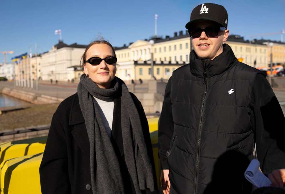 Johanna Hernberg ja Vincent Riiheläinen saapuivat Presidentinlinnalle osoittaakseen tukensa Ukrainalle.