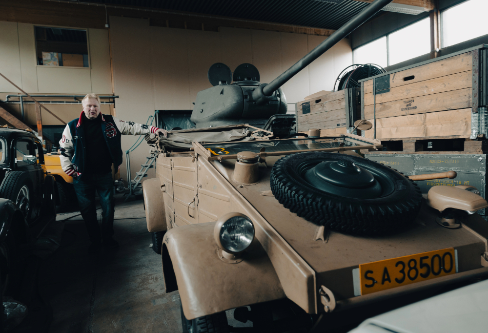 Johansson katsoo kameraan ja pitää kättään suomalaisten Afganistanissa käyttämän YK-sotilasajoneuvon päällä.