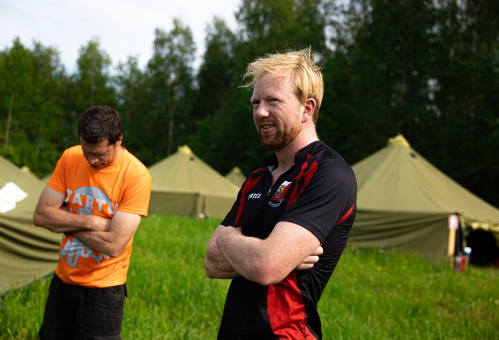 Kuvassa on British Army Orienteering Association -seuran kaksi kilpailijaa.