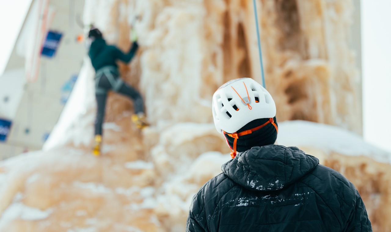 Kuvassa Elina Liukkoila kiipeää jääseinää ja Jaakko Risku varmistaa.