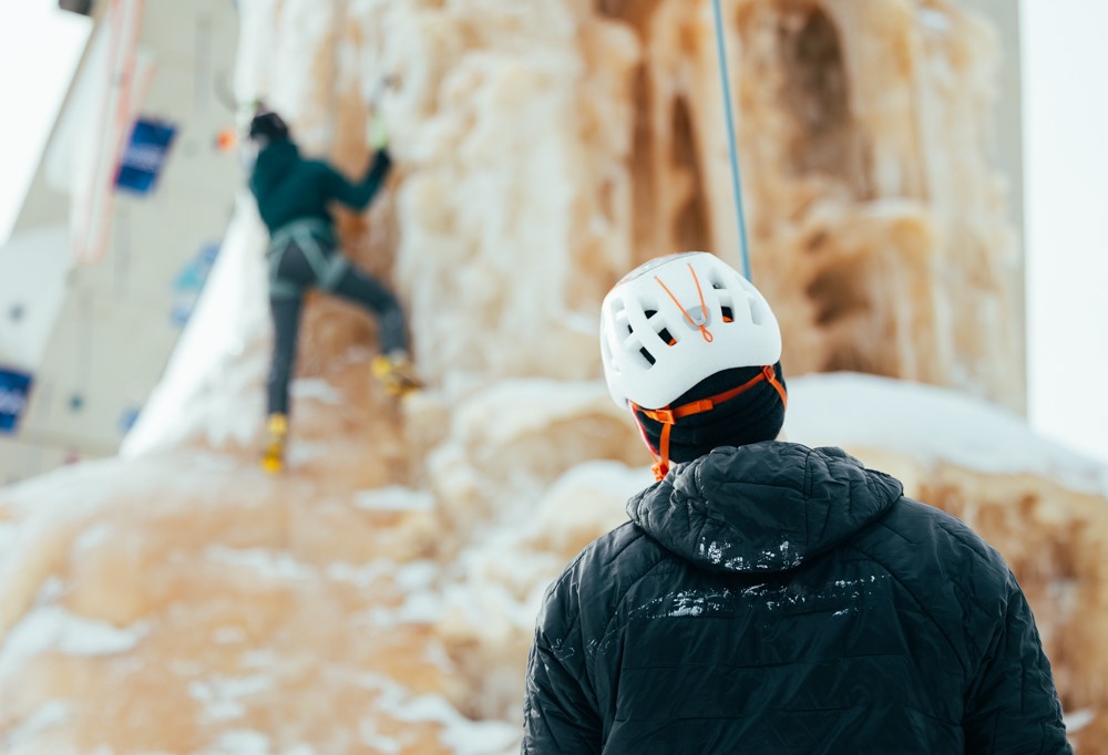Kuvassa Elina Liukkoila kiipeää jääseinää ja Jaakko Risku varmistaa.