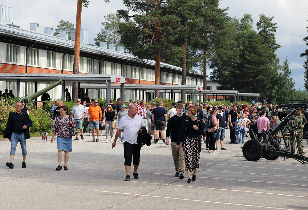 Kuvassa on ihmisiä Kainuun prikaatin kasarmialueella.