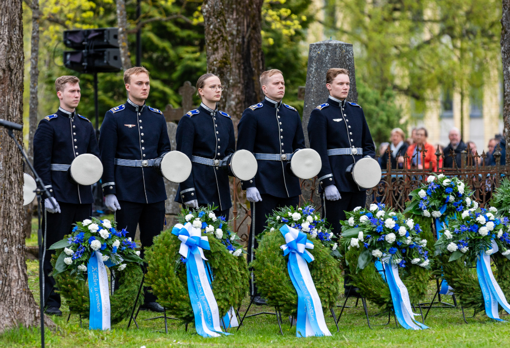 Kadetit sankarivainajien muistotilaisuudessa seppeleet käsissään.