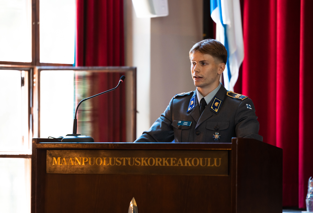 Kadettitoverikunnan puheenjohtaja pitämässä puhetta.