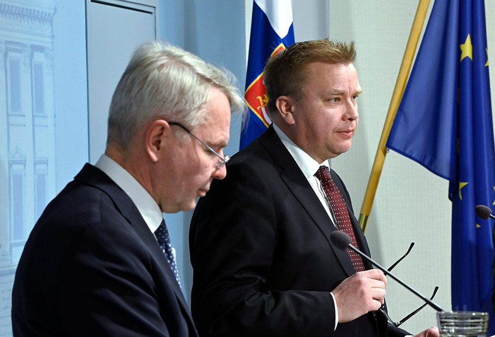 Ministeri Haavisto vasemmalla ja ministeri Kaikkonen oikealla.