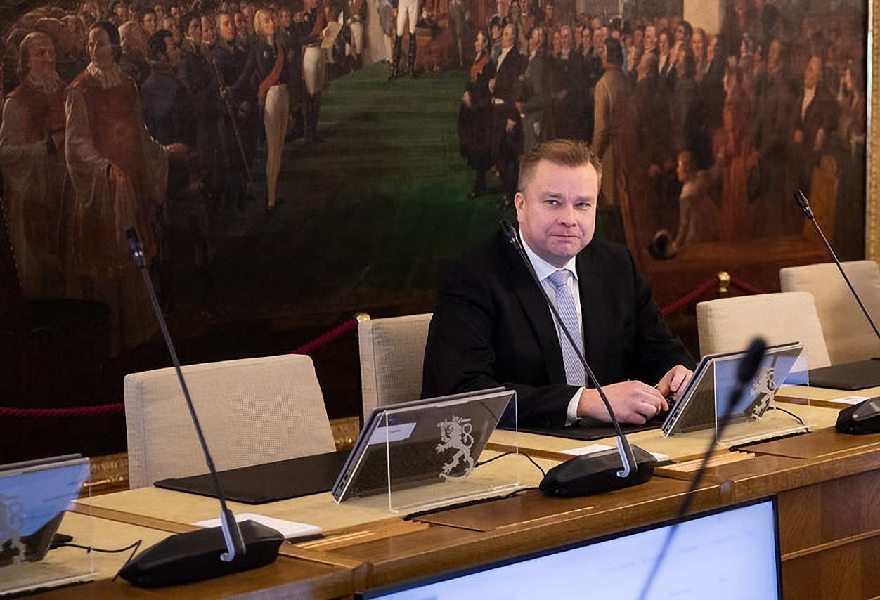 Antti Kaikkonen istuu pöydän ääressä Valtioneuvoston linnassa